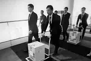 Television broadcast of the Hong Kong chief executive election, viewed in Sheung Wan, 26 March 2017
