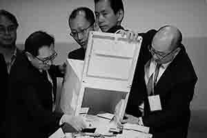 Television broadcast of the Hong Kong chief executive election, viewed in Sheung Wan, 26 March 2017