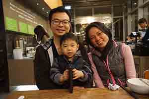 A Family encountered in a restaurant, HKU campus, 4 March 2017