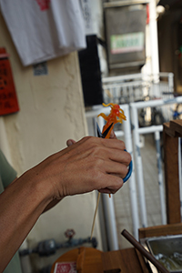 Artist To Wun making traditional craft objects for sale, Cheung Chau, 4 April 2017
