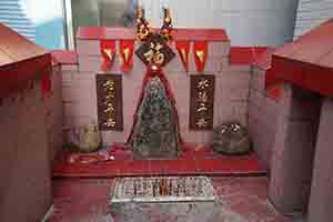 Small shrine with stone, Cheung Chau, 4 April 2017
