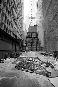 Construction site between two buildings, Queen's Road Central, Central, 5 April 2017