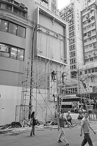 Scaffolding workers, Queen's Street, Sheung Wan, 9 April 2017