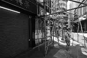 Scaffolding outside a shop, Queen's Road Central, Central, 17 April 2017