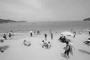 Visitors at Tung Wan Beach, Cheung Chau, 4 April 2017