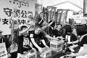 Justice Defence Fund street booth, annual pro-democracy march from Victoria Park, Hennessy Road, Wanchai, 1 July 2017