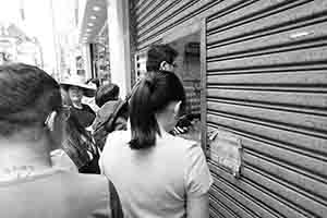 People queuing outside a shop, Jervois Street, Sheung Wan, 5 August 2017