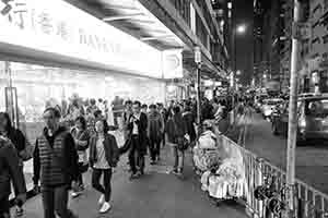 Street scene, Hoi Yuen Road, Kwun Tong, 15 December 2017