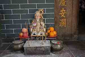 Statue at a temple, Kowloon, 16 February 2018