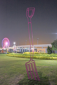 'Gardenfork (magenta)' by Michael Craig-Martin in Tamar Park, 9 March 2018