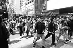 People crossing D'Aguilar Street, Central, 28 March 2018