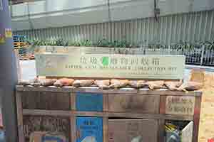 Hams placed on top of a recycling bin, Connaught Road West, Sheung Wan, 2 April 2018