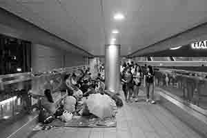 Overseas domestic helpers gathering on the footbridge between the Central Market and the Hang Seng Bank headquarters building, Central, 1 October 2018