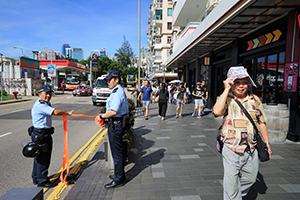 Police setting up orange tape for crowd control, Gloucester Road, Causeway Bay, 1 July 2019