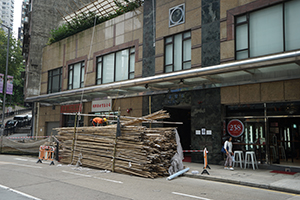 Scaffolding worker, Queen's Road West, Sheung Wan, 31 October 2019