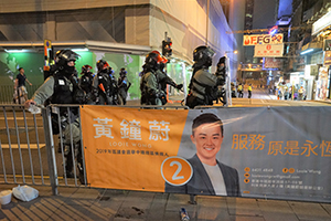 Riot police on Queen's Road Central, 31 October 2019