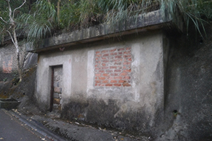 Old building on Pokfulam Reservoir Road, within Pokfulam Country Park, 17 November 2019