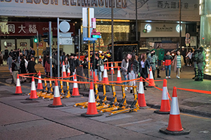 Crowd control on Queen's Road Central, 31 December 2019