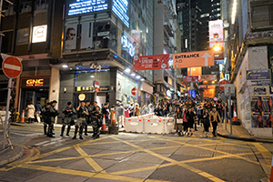 Police in riot gear on Wellington Street, Central, 31 December 2019