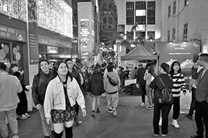 New Year's Eve crowds, D'Aguilar Street, Central, 31 December 2019