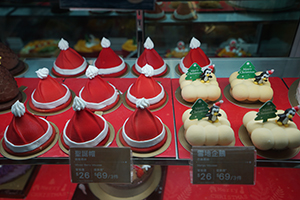 Christmas-themed cakes, Queen's Road Central, Hong Kong Island, 20 December 2019