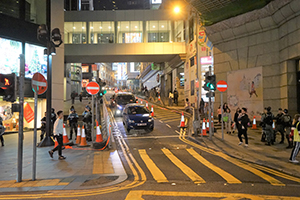 Police on Queen's Road Central, Central, 24 December 2019