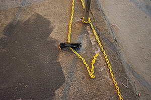 Yellow chains and a glove on the ground, Central, 1 January 2020