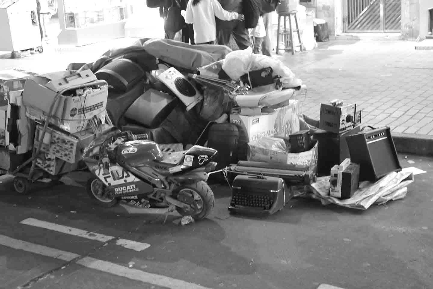 second-hand-goods-for-sale-piled-up-on-street-sham-shui-po-3